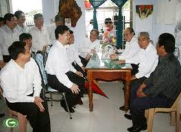 នាយករដ្ឋមន្ត្រីបានមកសាកសួរសុខទុក្ខប្រជានេសាទត្រីតាំងទីលំនៅឡើងវិញ  Thua Thien Hue